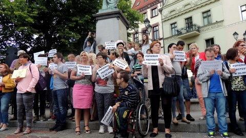 W Toruniu manifestowali wsparcie dla niepełnosprawnych oraz ich rodziców