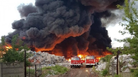 Strażacy walczą z pożarem składowiska opon w Trzebini