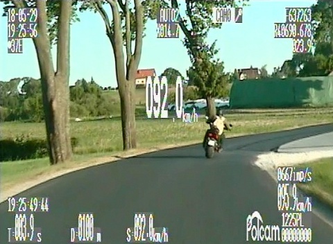 Motocyklista przekroczył prędkość i stracił prawo jazdy [film]