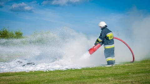Strażacy usuwają plamy oleju w Brzozie i Inowrocławiu