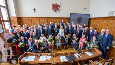 Medale marszałka dla stulatek. Ile w regionie osób w tym wieku