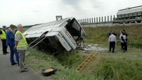 14 osób nadal w szpitalach po wypadku autobusu