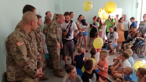 Amerykańscy żołnierze z wizytą u chorych dzieci w Toruniu