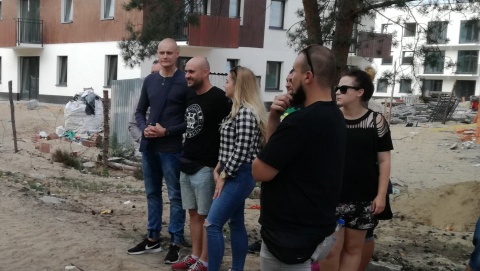 Mieli już tam mieszkać, a nie dostali jeszcze kluczy