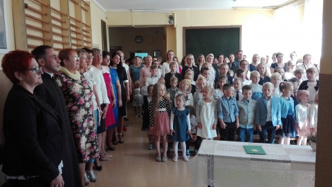 Początek roku szkolnego w małej szkole w Sierosławiu