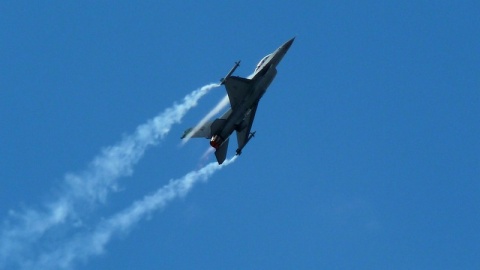 Polscy piloci F-16 ćwiczą tankowanie przy 700 kmh