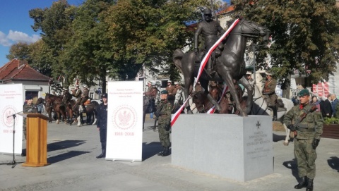 Pomnik ułana na koniu stanął na rynku w Chełmnie