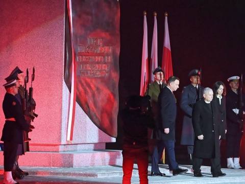 W Warszawie na pl. Piłsudskiego odsłonięto pomnik Lecha Kaczyńskiego