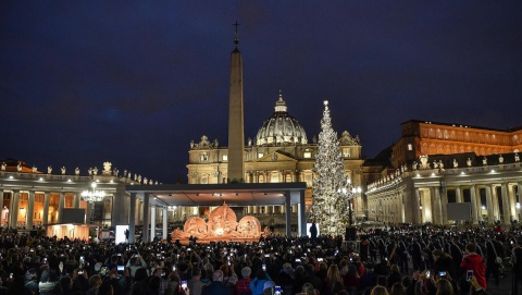Odsłonięto szopkę i zapalono światła na choince na placu św. Piotra w Watykanie