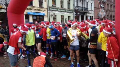 Nie tylko biegają, ale też pomagają 16. Festiwal Biegów Świętych Mikołajów w Toruniu