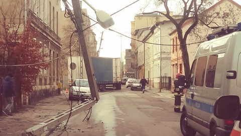 Brak prądu przy ul. Jasnej w Bydgoszczy. Ciężarówka uszkodziła linię energetyczną