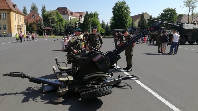 Wojsko otwiera drzwi. Torunianie szturmowali koszary