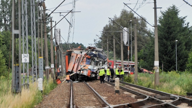 Ciężarówka zderzyła się z pociągiem. Jedna osoba nie żyje, 28 jest rannych