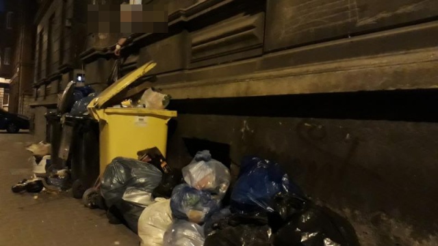 Śmieci gniją na podwórku i przed kamienicą. Mieszkańcy zawiadamiają sanepid