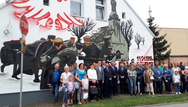 Powstańczy mural w Szubinie. Bój o miasto na ścianie budynku