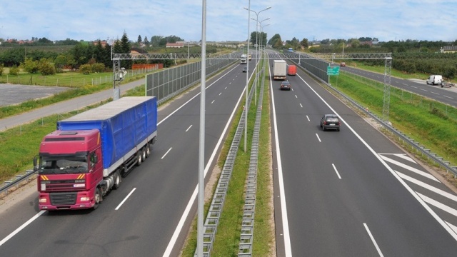 Protest kierowców ciężarówek. Jeżdżą z żółwią prędkością