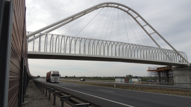 Nowa kładka dla pieszych i rowerzystów zawisła nad autostradą A1
