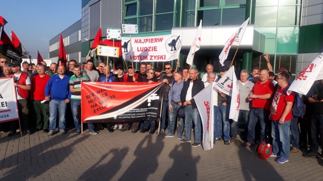 Pracownicy Miejskich Wodociągów pikietowali przed siedzibą spółki