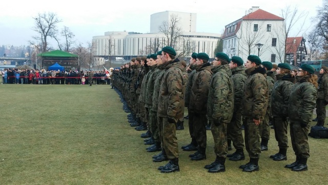 Słowa przysięgi żołnierskiej zabrzmiały na Wyspie Młyńskiej w Bydgoszczy