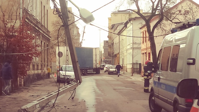 Brak prądu przy ul. Jasnej w Bydgoszczy. Ciężarówka uszkodziła linię energetyczną