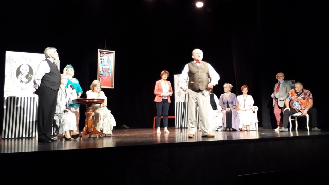 Grają jak w prawdziwym teatrze. Seniorzy w Operze mydlanej