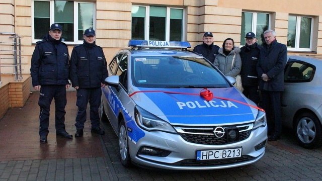 Gmina i policja zrzuciły się na radiowóz