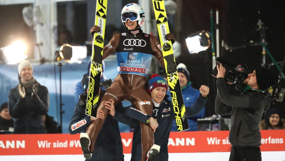 Polak Kamil Stoch wygrał czwarty konkurs 66. Turnieju Czterech Skoczni w Bischofshofen. Mistrza niosą Piotr Żyła (L) i Stefan Hula (P). Fot. PAP/Grzegorz Momot