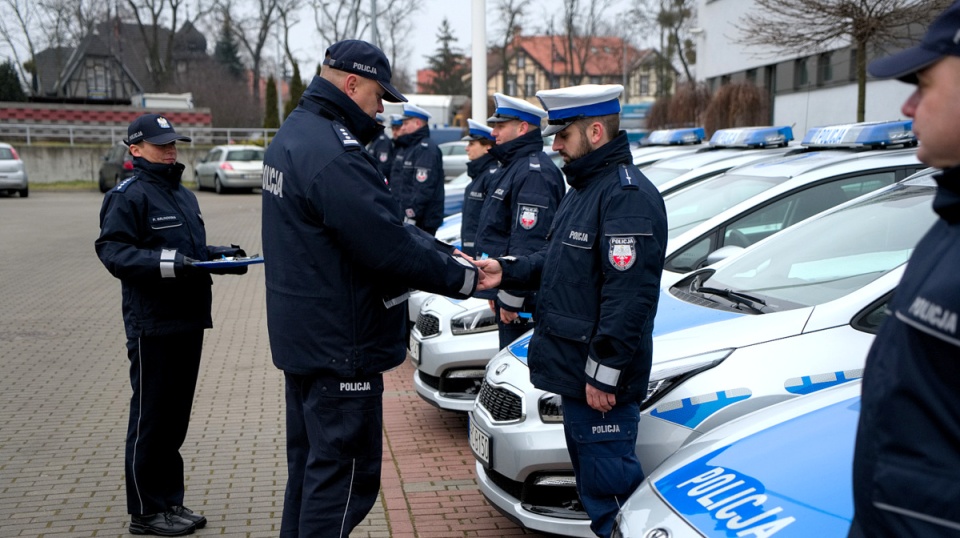 Komendant Wojewódzki Policji w Bydgoszczy insp. Paweł Spychała, uroczyście przekazał kluczyki do radiowozów. Fot. KWP w Bydgoszczy