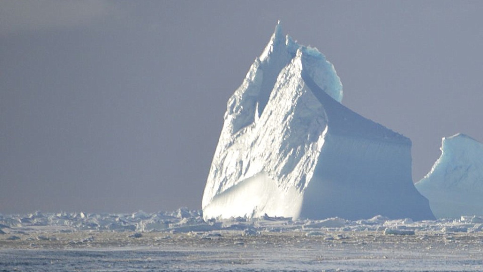 Góra w paku lodowym. Brak przejścia. Fot. AntarcticCircle60S.pl