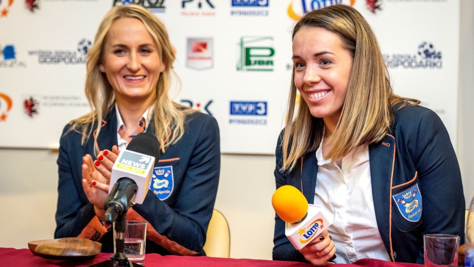 Na zdjęciu od lewej Natalia Madaj-Smolińska oraz Magdalena Fularczyk-Kozłowska podczas wtorkowej konferencji prasowej w Bydgoszczy. Fot. PAP/Tytus Żmijewski