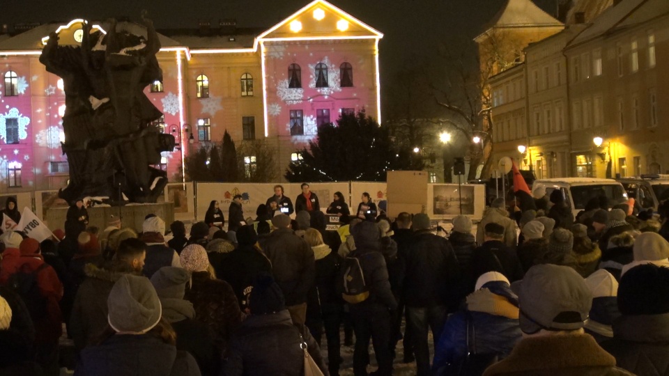 Na Starym Rynku w Bydgoszczy zebrało się kilakaset osób. Fot: Janusz Wiertel