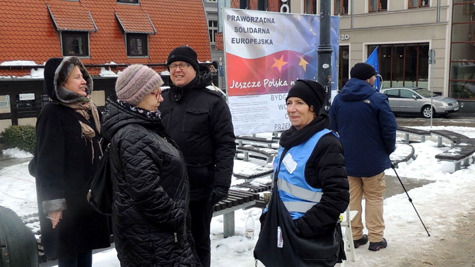 Protestujący prezentowali przykłady aktów przemocy w Polsce, do których dochodziło na tle rasowym czy narodowościowym. Fot. Damian Klich