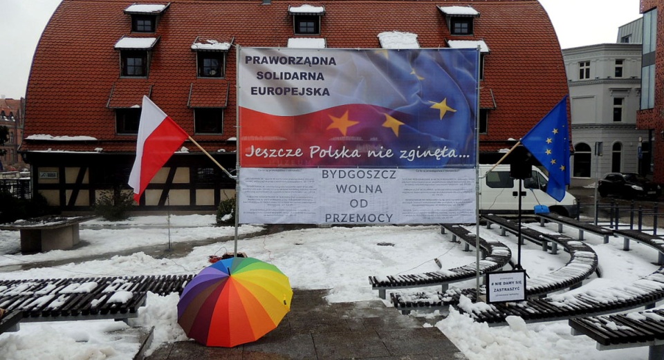 Protestujący prezentowali przykłady aktów przemocy w Polsce, do których dochodziło na tle rasowym czy narodowościowym. Fot. Damian Klich