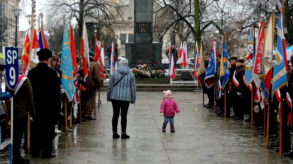 Obchody rocznicowe w Bydgoszczy rozpoczęły się od mszy świętej i uroczystości przed Pomnikiem Wolności. Fot. Damian Klich