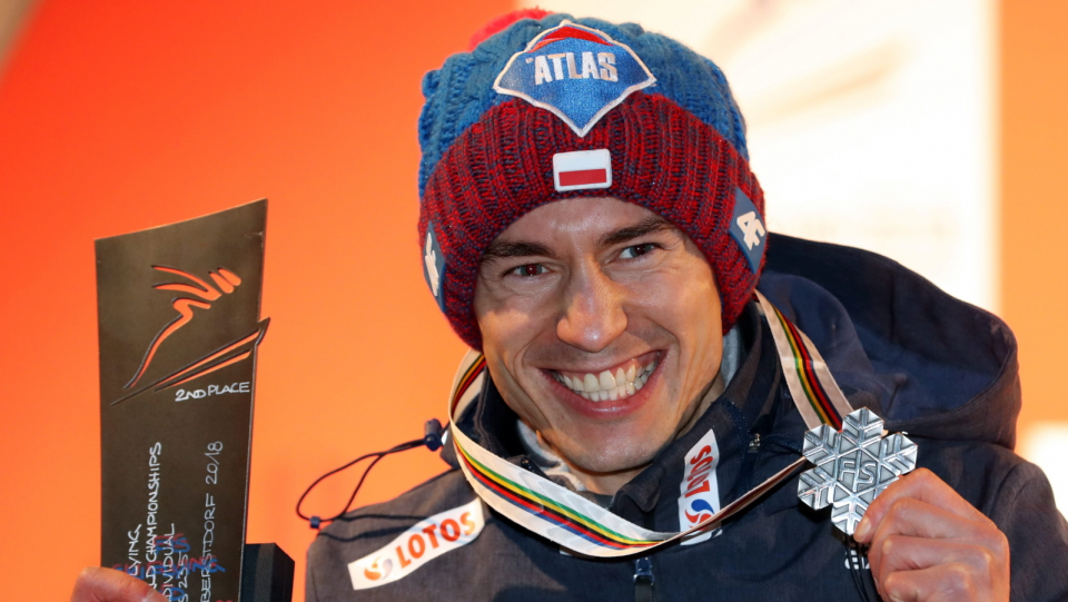 Na zdjęciu Kamil Stoch ze srebrnym medalem 25. MŚ w lotach narciarskich 2018. Fot. PAP/Grzegorz Momot