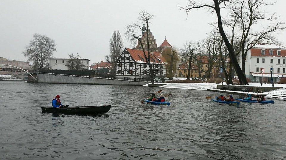 W ramach wycieczki z cyklu "Bydgoszcz Niekonwencjonalnie" odbył się zimowy spływ kajakowy Brdą. Fot. Damian Klich