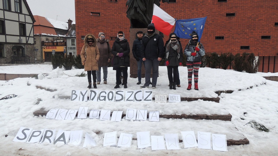Kilka protestujących osób chciało w ten sposób zwrócić uwagę, na ich zdaniem, odbieranie głosu polskiemu sądownictwu. Fot. Damian Klich