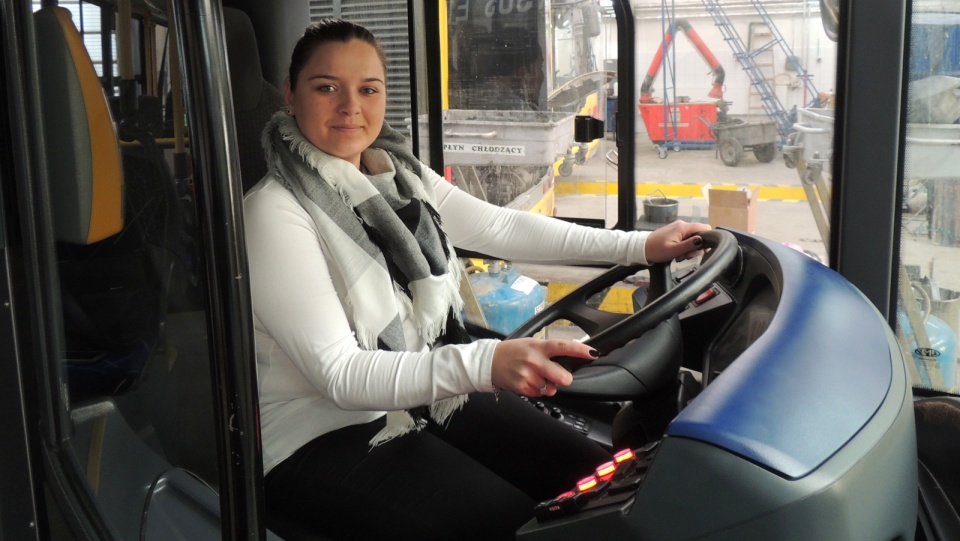 Elektryczny autobus testuje Anita Rutkowska. Fot. Marek Ledwosiński