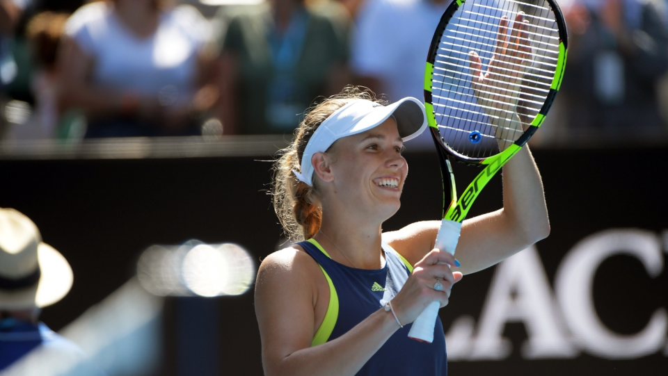 Na zdjęciu szczęśliwa Karolina Woźniacka po awansie do finału Australian Open 2018. Fot. PAP/EPA/TRACEY NEARMY