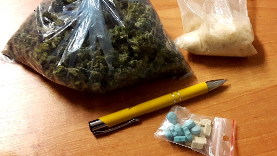 Policjanci z Radziejowa zabezpieczyli środki odurzające: 42 g marihuany oraz blisko 34 g amfetaminy i 18 sztuk tabletek extazy. Fot. KPP Radziejów