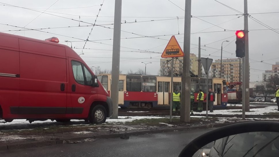 Duże utrudnienia w ruchu tramwajów na bydgoskich Kapuściskach i Wyżynach. Jeden z tramwajów złamał pantograf. Fot. Kamila Zroślak