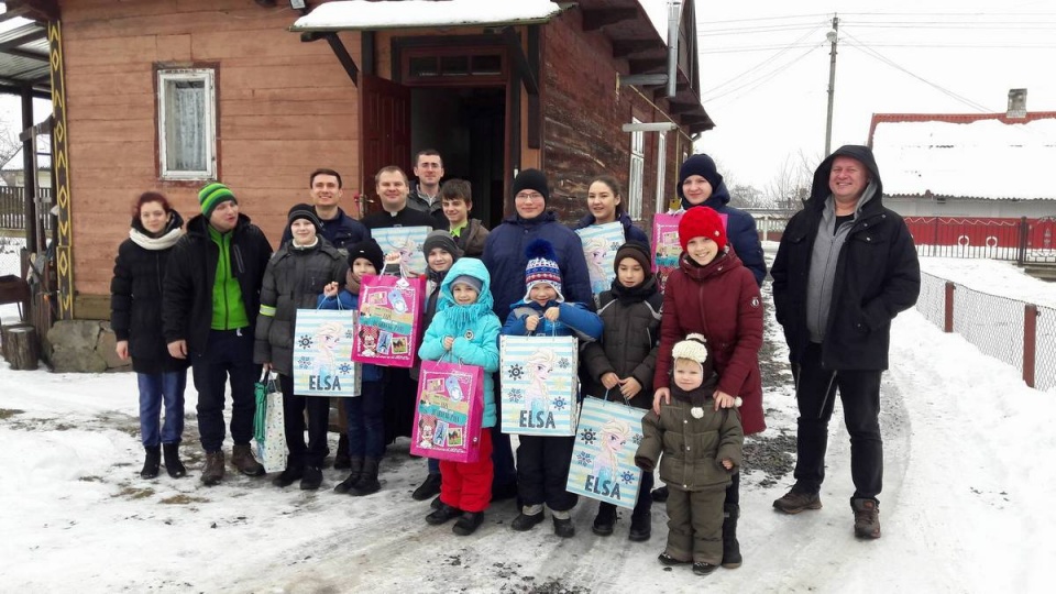 Grupa obdarowanych dzieci w Prużańsku na Białorusi. Fot. nadesłane