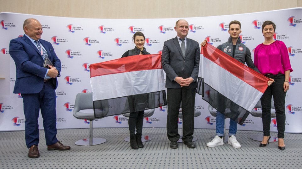 Spotkanie toruńskich łyżwiarzy z Piotrem Całbeckim w Urzędzie Marszałkowskim w Toruniu. Fot. Szymon Zdziebło /tarantoga.pl