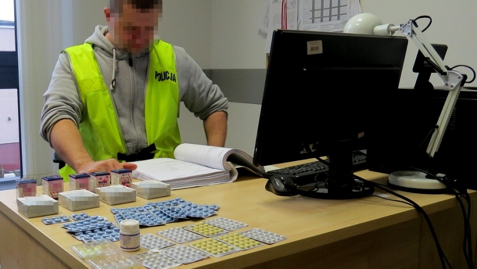 Funkcjonariusze zabezpieczyli ponad tysiąc tabletek, około 100 ampułek, 20 saszetek i kilka opakowań z białym proszkiem. Fot. KPP w Tucholi