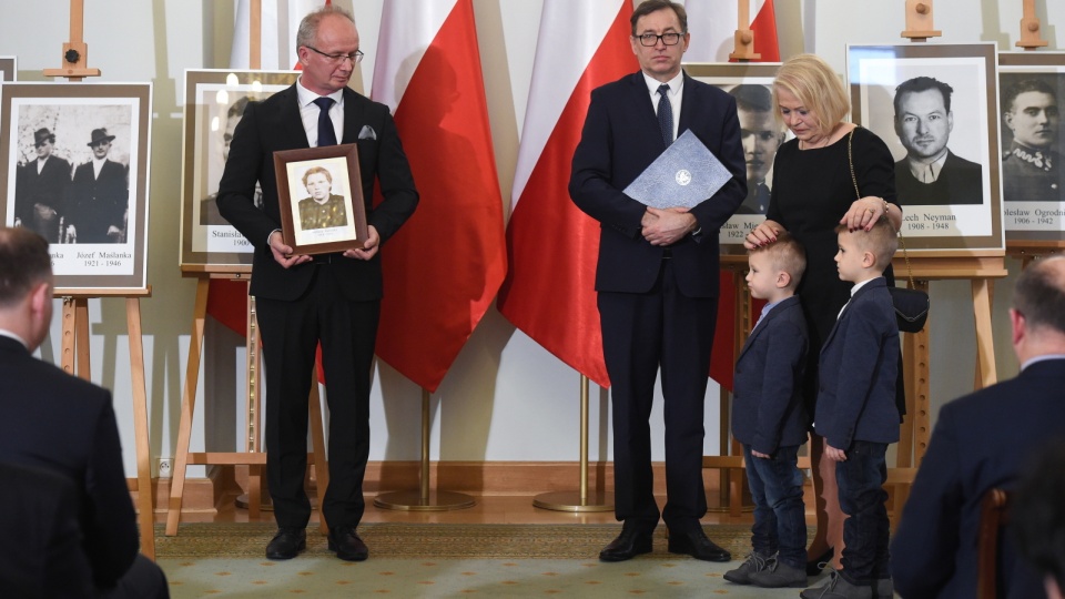 Prezes IPN Jarosław Szarek (w centrum) oraz wiceprezes IPN Krzysztof Szwagrzyk wręczają notę po Stefanii Zarzyckiej na ręce jej córki Magdaleny. Fot.PAP/Radek Pietruszka