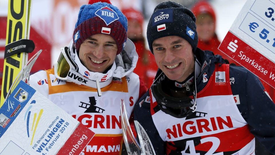 Na zdjęciu Kamil Stoch i Piotr Żyła, odpowiednio 2. i 3. skoczek niedzielnego konkursu PŚ w Willingen. Fot. PAP/EPA/RONALD WITTEK