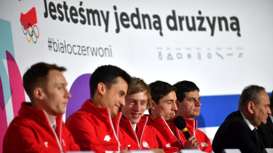 Na zdjęciu reprezentacja polskich skoczków na konferencji prasowej po ślubowaniu olimpijskim w Warszawie. Fot. PAP/Bartłomiej Zborowski