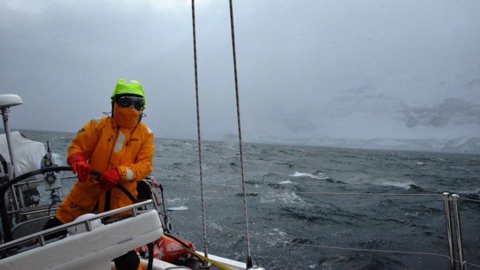 Sztormowanie w cieniu Buckle Island. Fot. Fot. AntarcticCircle60S.com