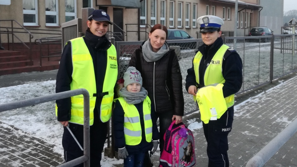 Dzieci, które znały przepisy, otrzymywały odblaskowe kamizelki. Fot. Marcin Doliński