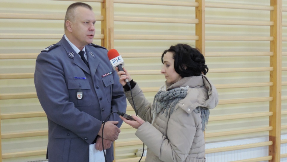 Sława Skibińska-Dmitruk rozmawia z komendantem wojewódzkim policji, Pawłem Spychałą. Fot. Lech Przybyliński
